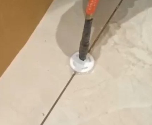 思茅瓷砖空鼓维修公司专业解答瓷砖在铺贴过程中，如果没有涂抹均匀到位的粘结材料（如水泥砂浆或瓷砖胶），可能会导致以下问题