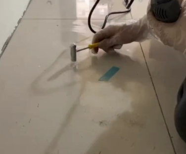 思茅瓷砖开裂维修公司专业分享瓷砖在铺贴前如果没有沥干水分，将会导致以下问题
